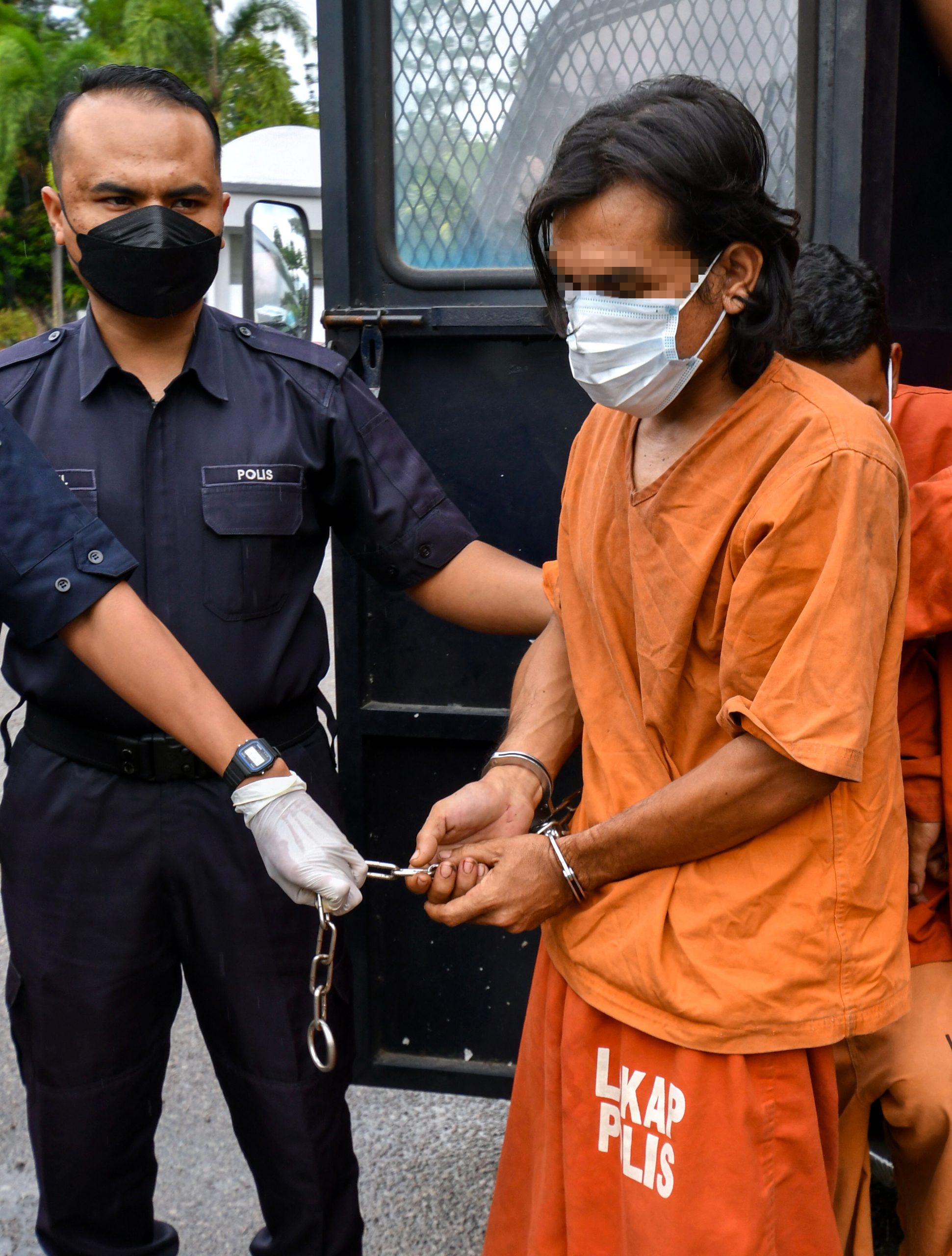 遭吉兰丹州警方逮捕，涉嫌在社交媒体上载侮辱伊斯兰及先知穆哈默德视频的男子，遭延扣四天助查。