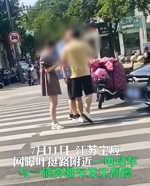 刮擦起冲突 奔驰车主狂骂电动车主“你就是穷”