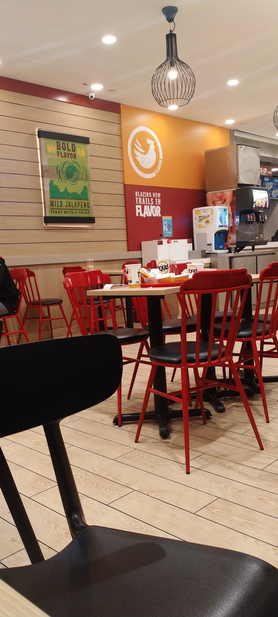 到快餐店用餐·你会自行收拾盘碟吗?