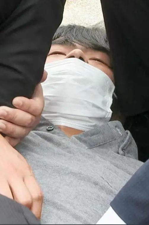 刺客山上彻也：未婚，租住13平方公尺单间，作案前一天曾踩点