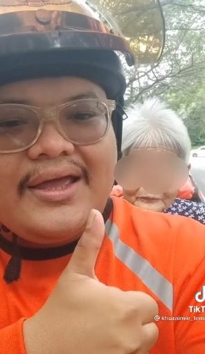 半路遇迷路华裔老妇 送餐员不接单好心护送