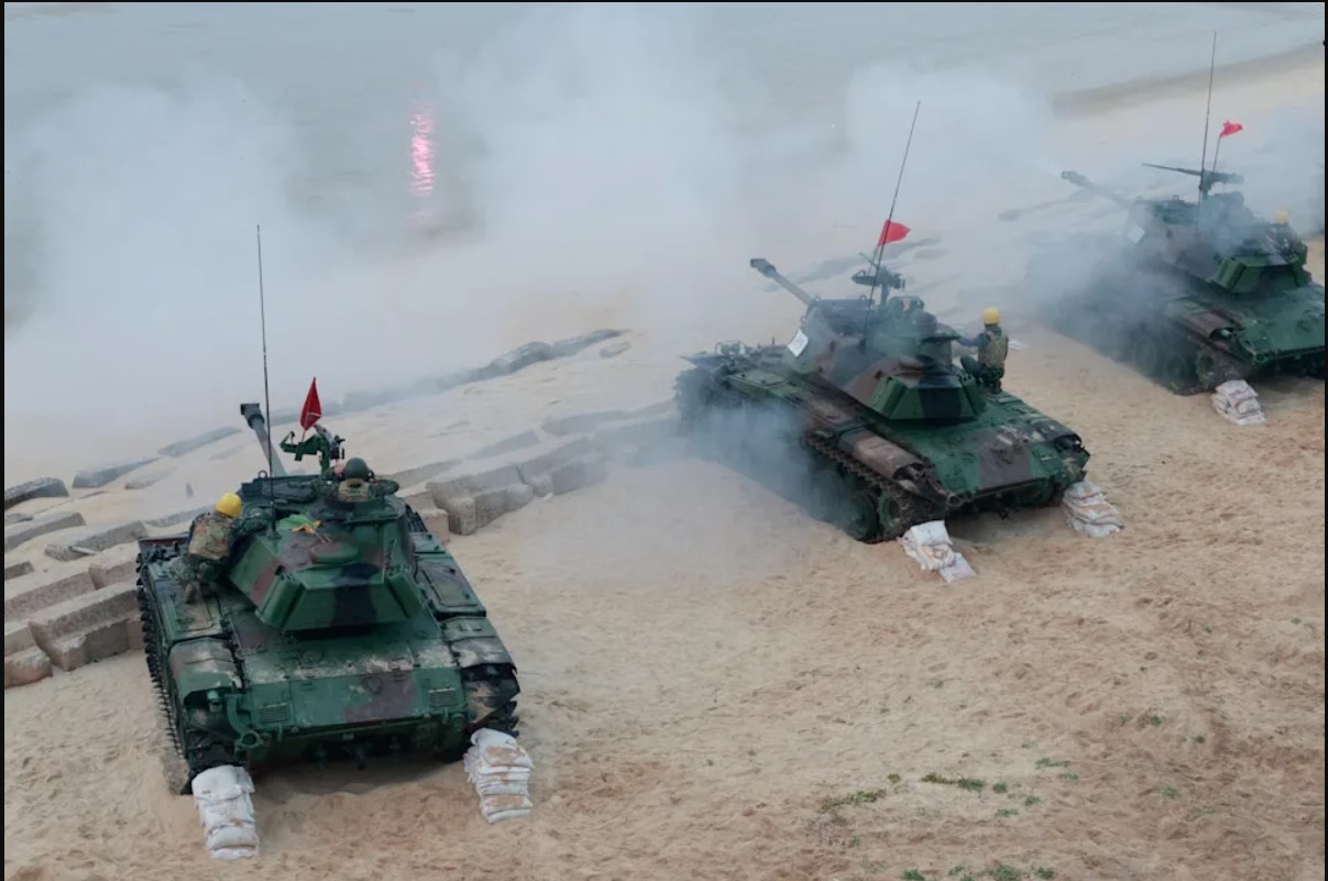 台两名士官兵保修战车不慎遭炮管重击