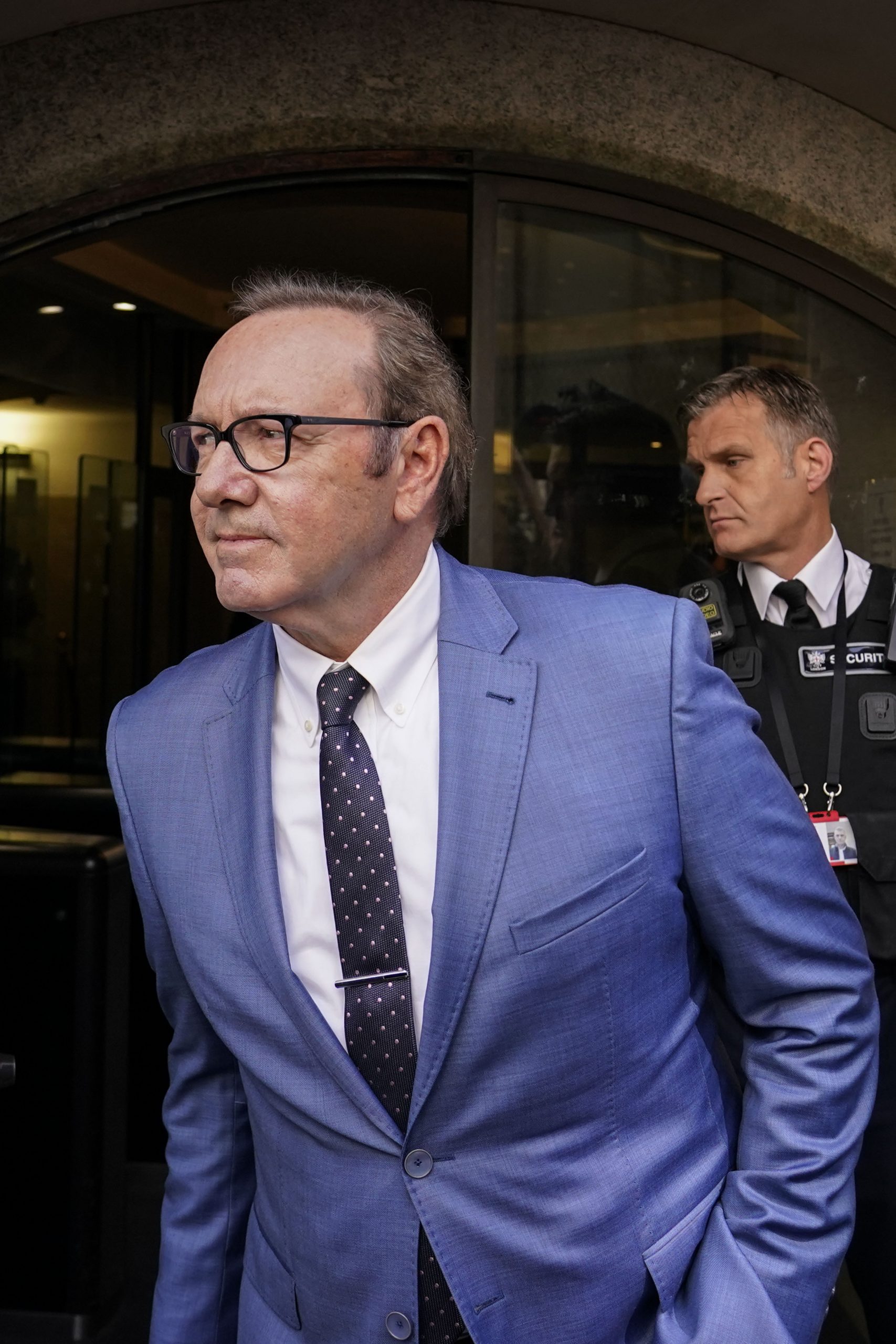 否认5项性侵控罪 凯文史柏西续获保释