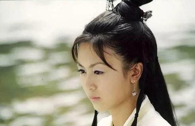 唐宁拍跳海自尽险死 反思:表演者需要这样卖命吗?