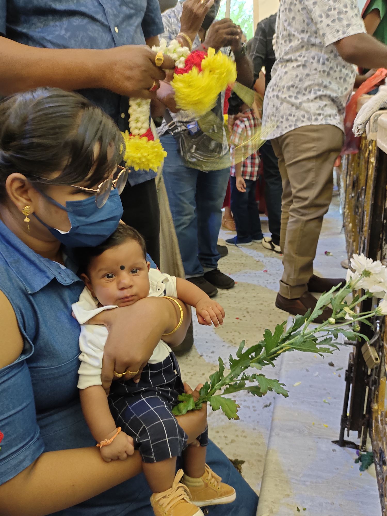 圣安纳教堂主保日庆典复办 烛光游行逾万人朝圣