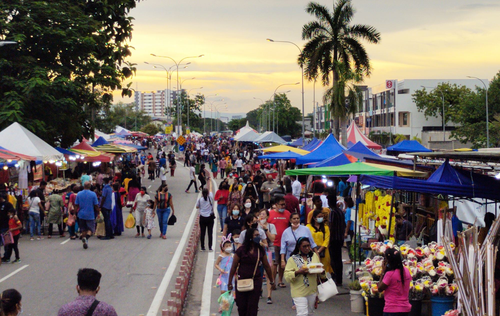 圣安纳教堂主保日庆典复办 烛光游行逾万人朝圣