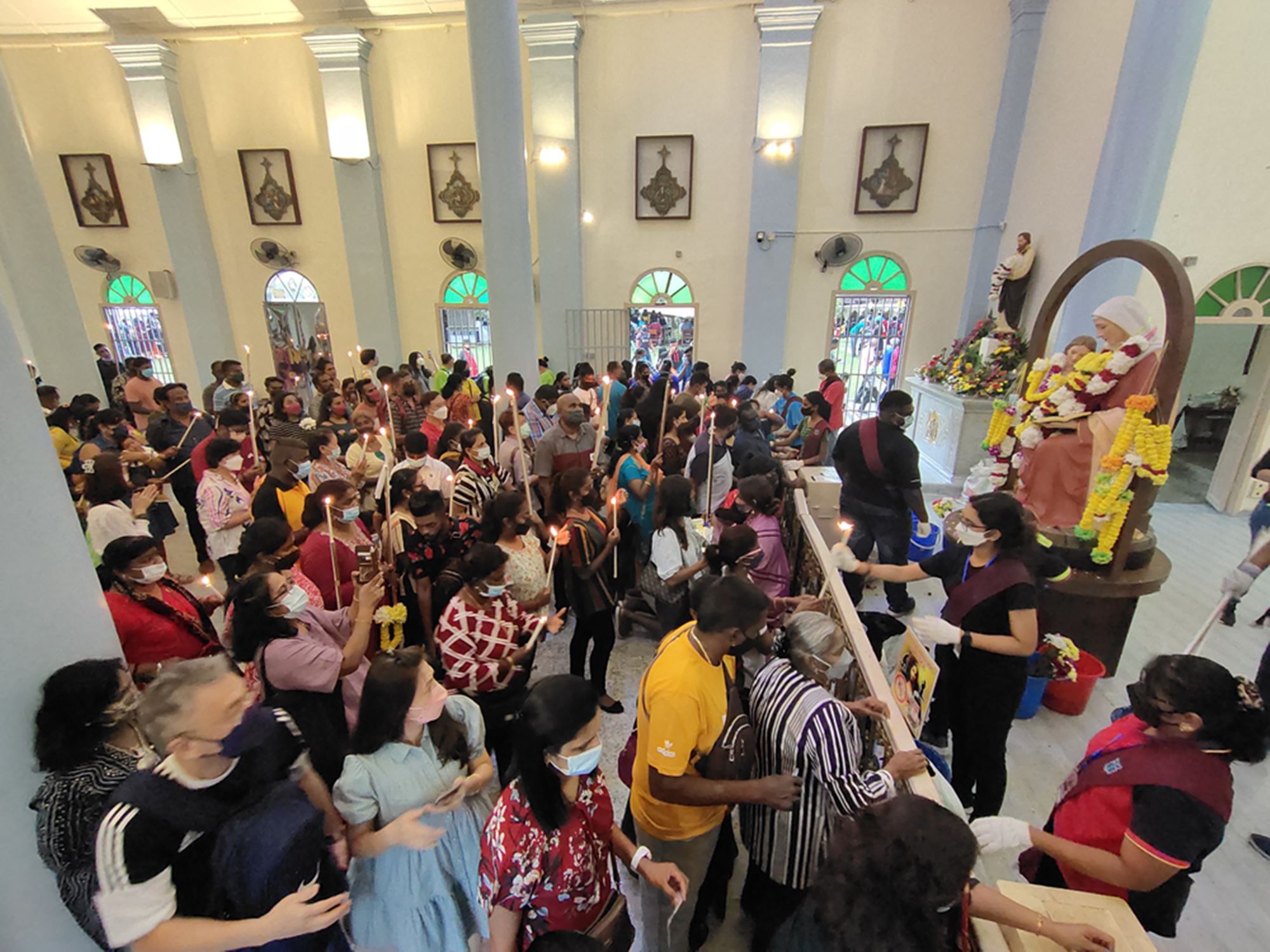 圣安纳教堂主保日庆典复办 烛光游行逾万人朝圣