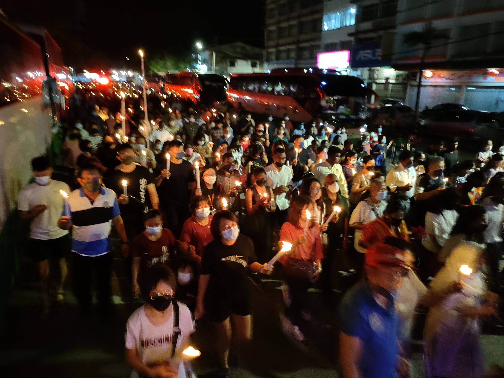 圣安纳教堂主保日庆典复办 烛光游行逾万人朝圣