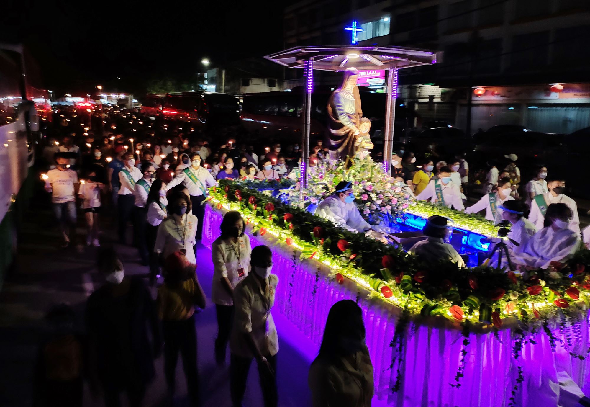 圣安纳教堂主保日庆典复办 烛光游行逾万人朝圣