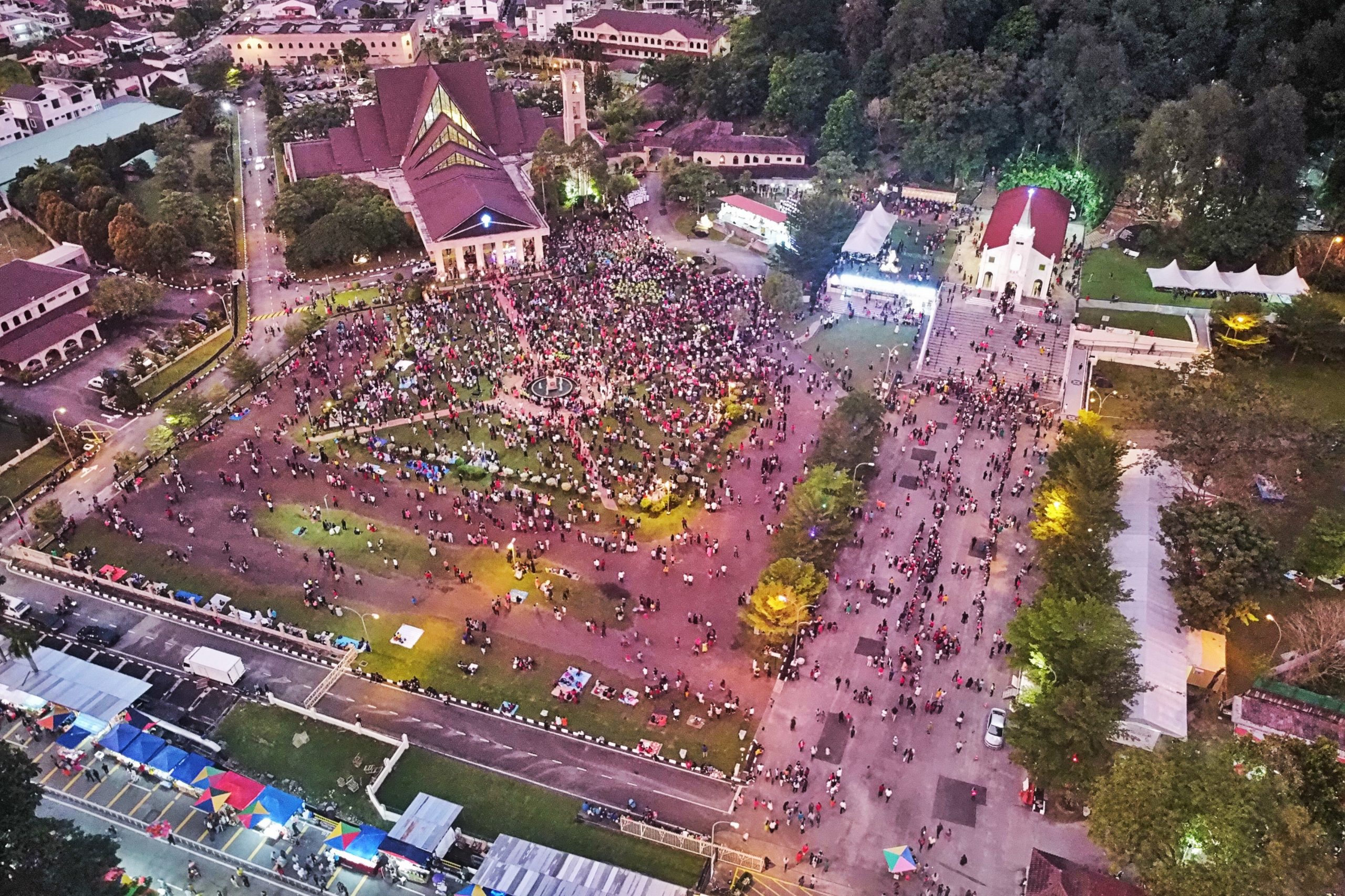 圣安纳教堂主保日庆典复办 烛光游行逾万人朝圣