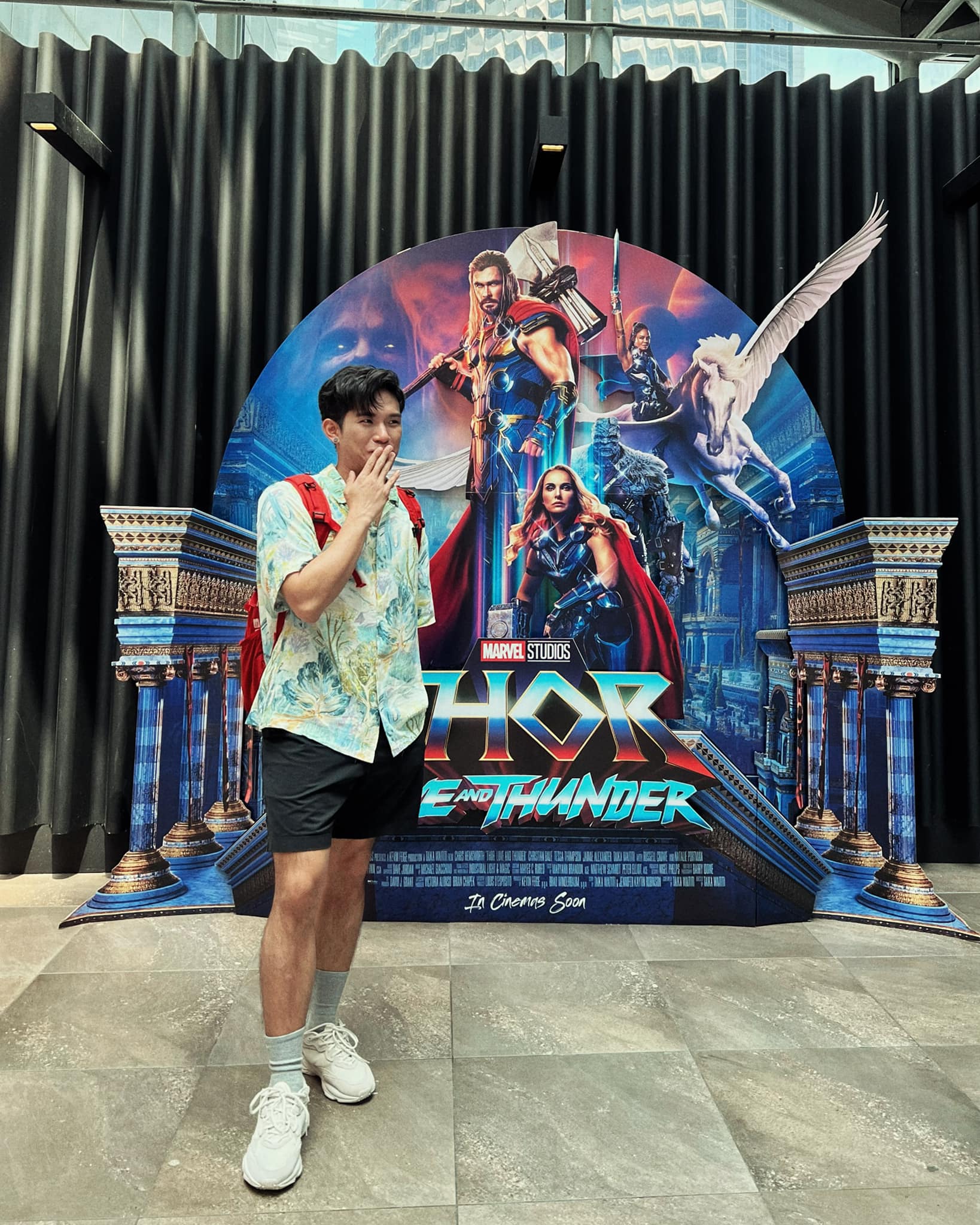 培永去狮城看《雷神4》 ​“挑衅文”惹网“弹”