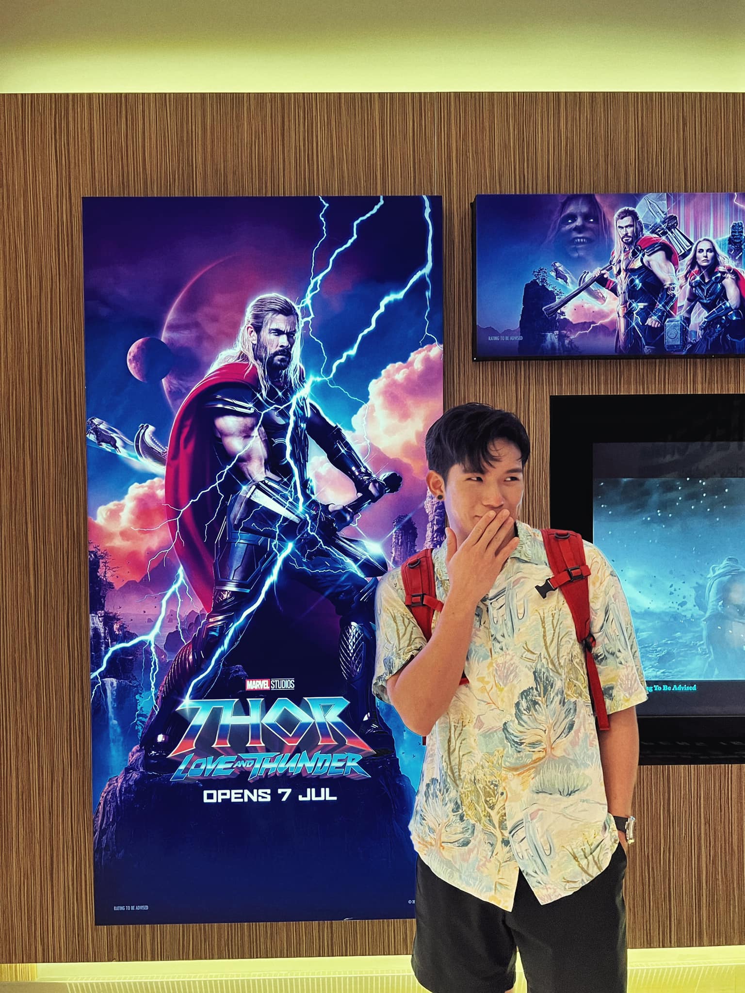 培永去狮城看《雷神4》 ​“挑衅文”惹网“弹”