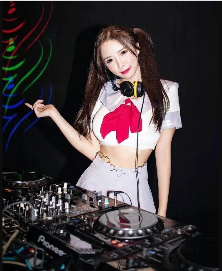 大马DJ蓝星蕾合照2男星 网惊：你们认识？即秒删帖文