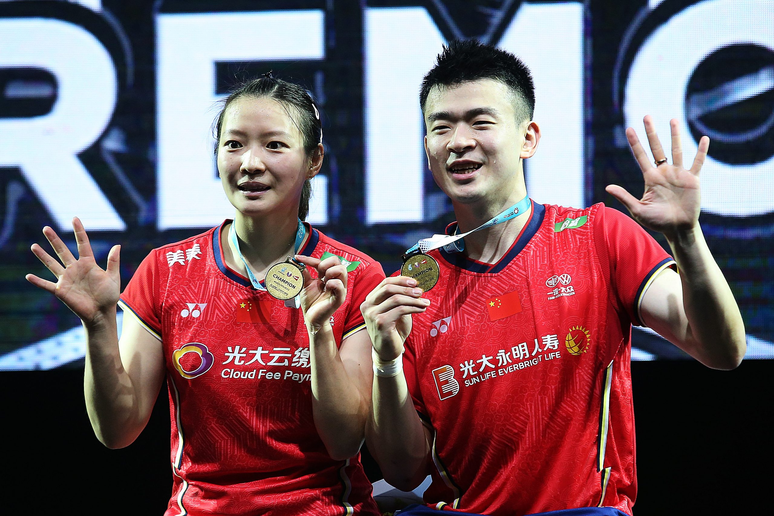 大马赛夺冠喜上加喜 (郑思维)晒照官宣当爹