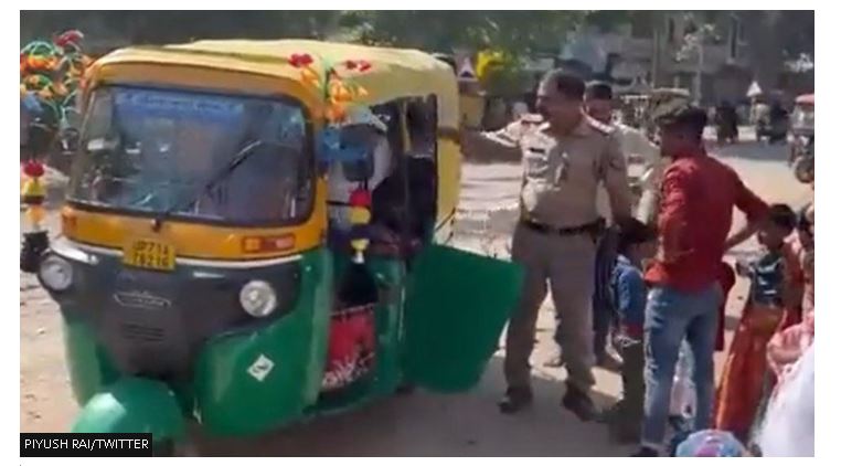 夸张! 印度一辆嘟嘟车挤27人