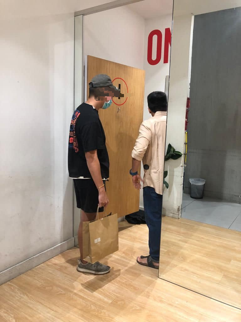 女子商场试衣疑被偷拍 网:更衣室该分男女了!