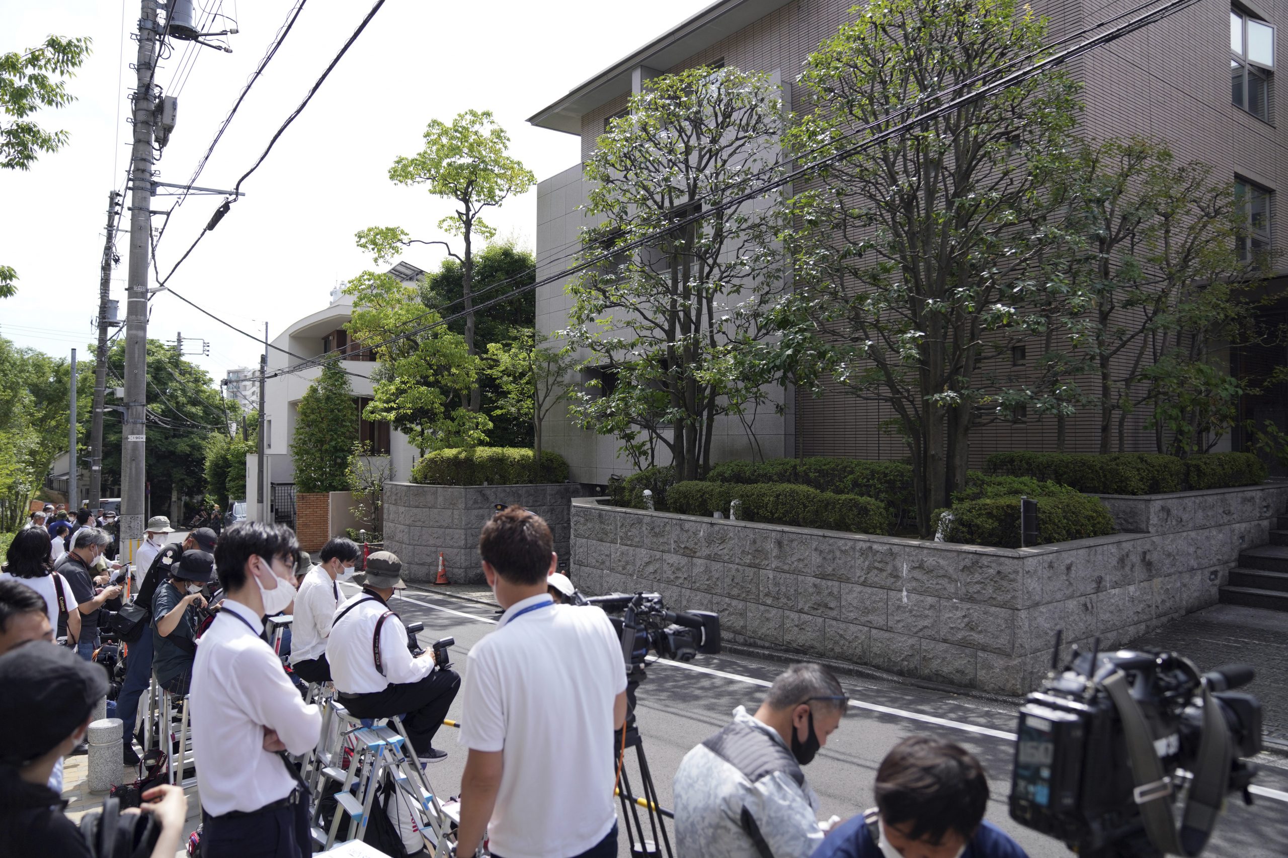 安倍遗体料中午运抵东京自宅 妻子悲痛低头不语