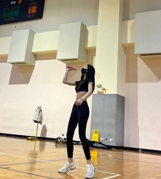 小S二女儿击剑照喷仙气 开心被说像大S惹妈不爽