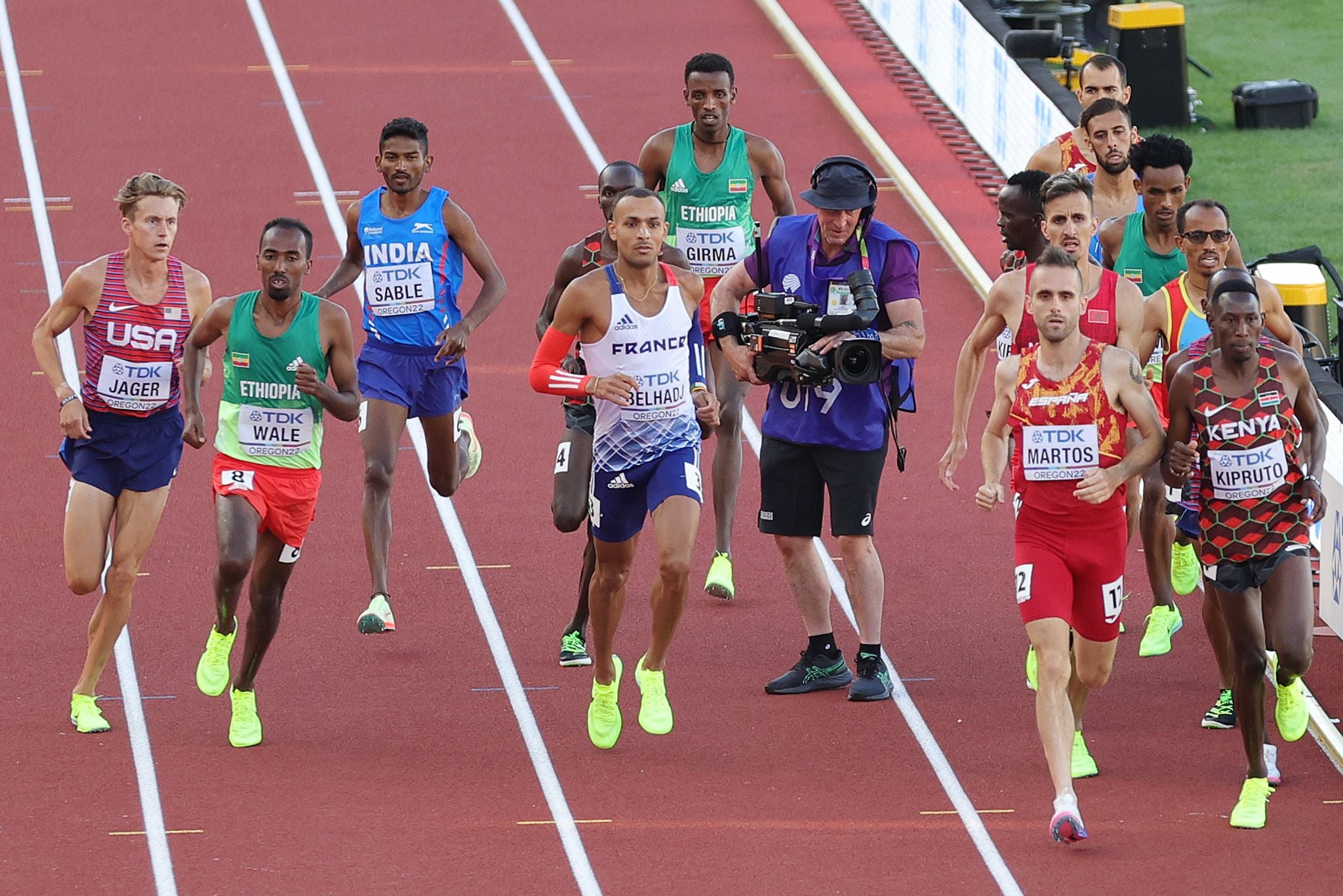 尤金世界田径锦标赛| 摄影师误入赛道 选手及时闪避免惨剧发生