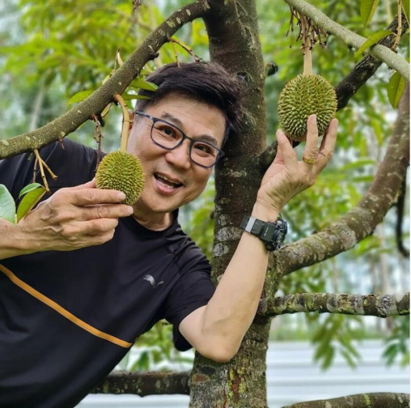 **已签发**柔:狮城二三事:眼睛突变大是去整容?梁志强:动提眼皮手术