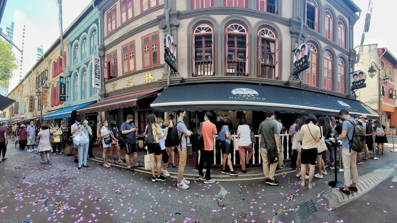 **已签发**柔:狮城二三事:餐馆开张老板豪砸6万新元免费请吃3天,民众不惜等两小时排长龙