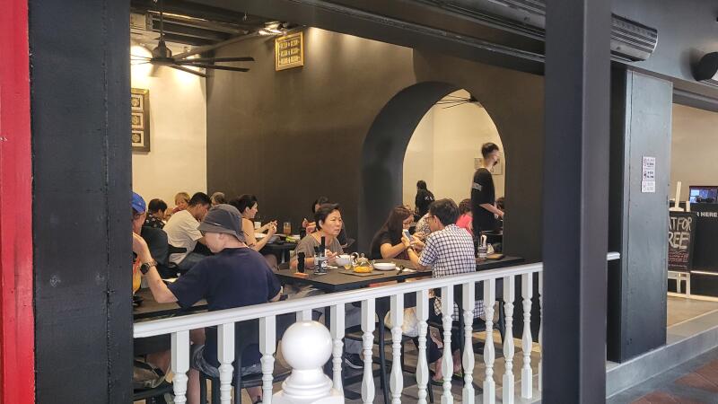 **已签发**柔:狮城二三事:餐馆开张老板豪砸6万新元免费请吃3天,民众不惜等两小时排长龙