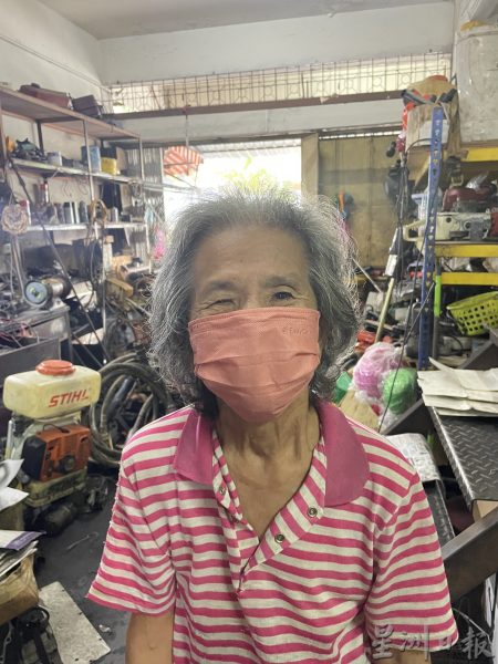 **已签发**柔:第二版头条:【民生特工队】:銮快乐园店屋区三角坡空地杂草丛生,吁当局定期清理或重新规划