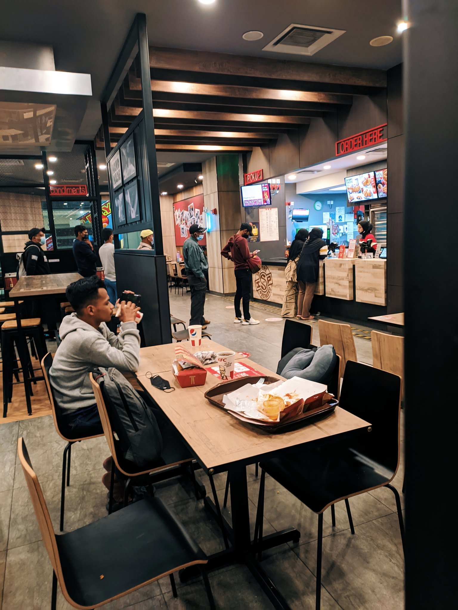 快餐店爆满只有3人工作·一句“还好吗”员工泪流满面