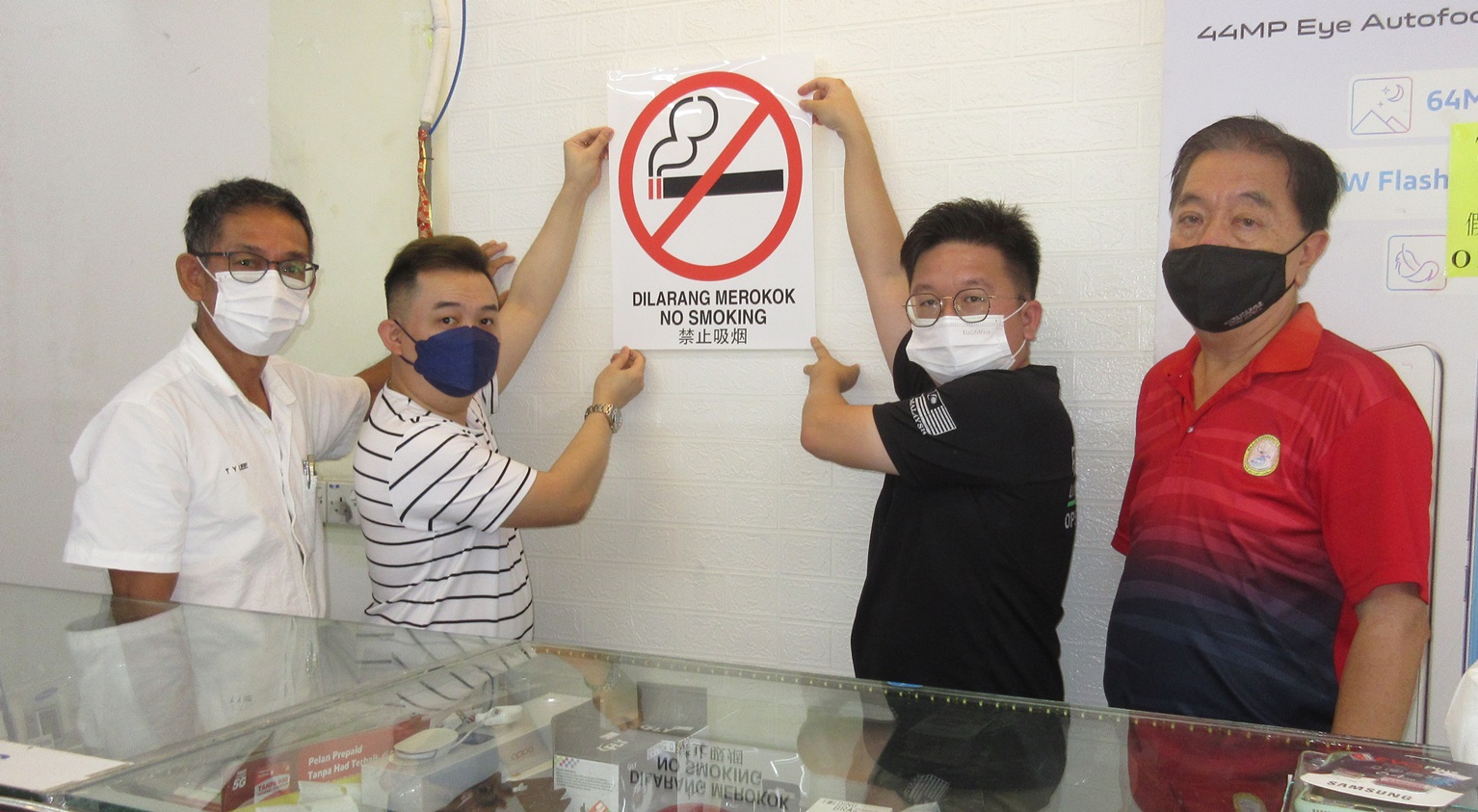 手机店没有张贴禁烟告示牌,被开罚单