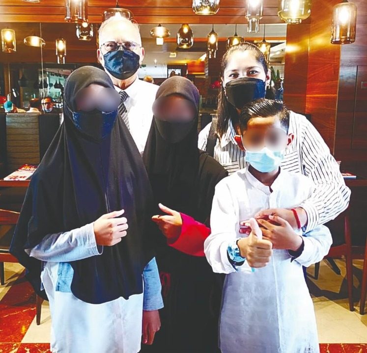 找到孩子时已改信伊斯兰·罗秀虹：我被家暴打断脚踝