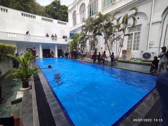 抗议者冲进总统府 斯里兰卡总统逃离官邸