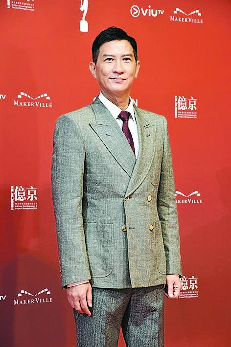 拍戏受伤后首度现身 林家栋为谢贤提前出院