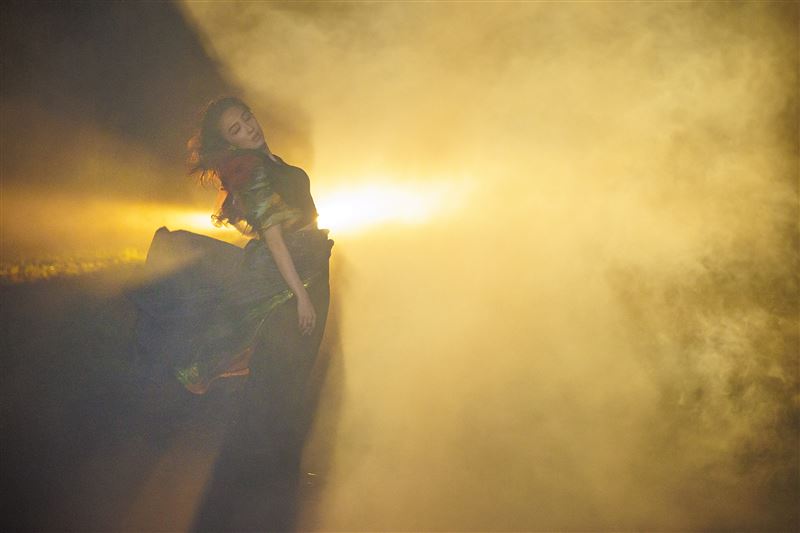 拍MV被狂风暴雨肆虐  41公斤戴佩妮险遭风吹走