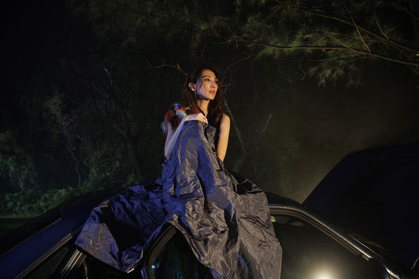 拍MV被狂风暴雨肆虐  41公斤戴佩妮险遭风吹走