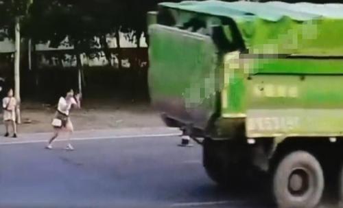 拚图三图)河南顽童遭货车猛撞倒卷车底 奇迹生还仅受轻伤