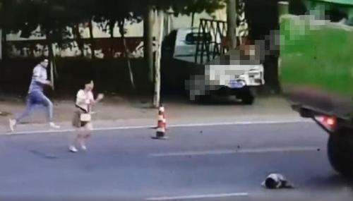 拚图三图)河南顽童遭货车猛撞倒卷车底 奇迹生还仅受轻伤