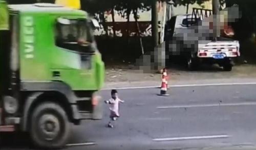 拚图三图)河南顽童遭货车猛撞倒卷车底 奇迹生还仅受轻伤