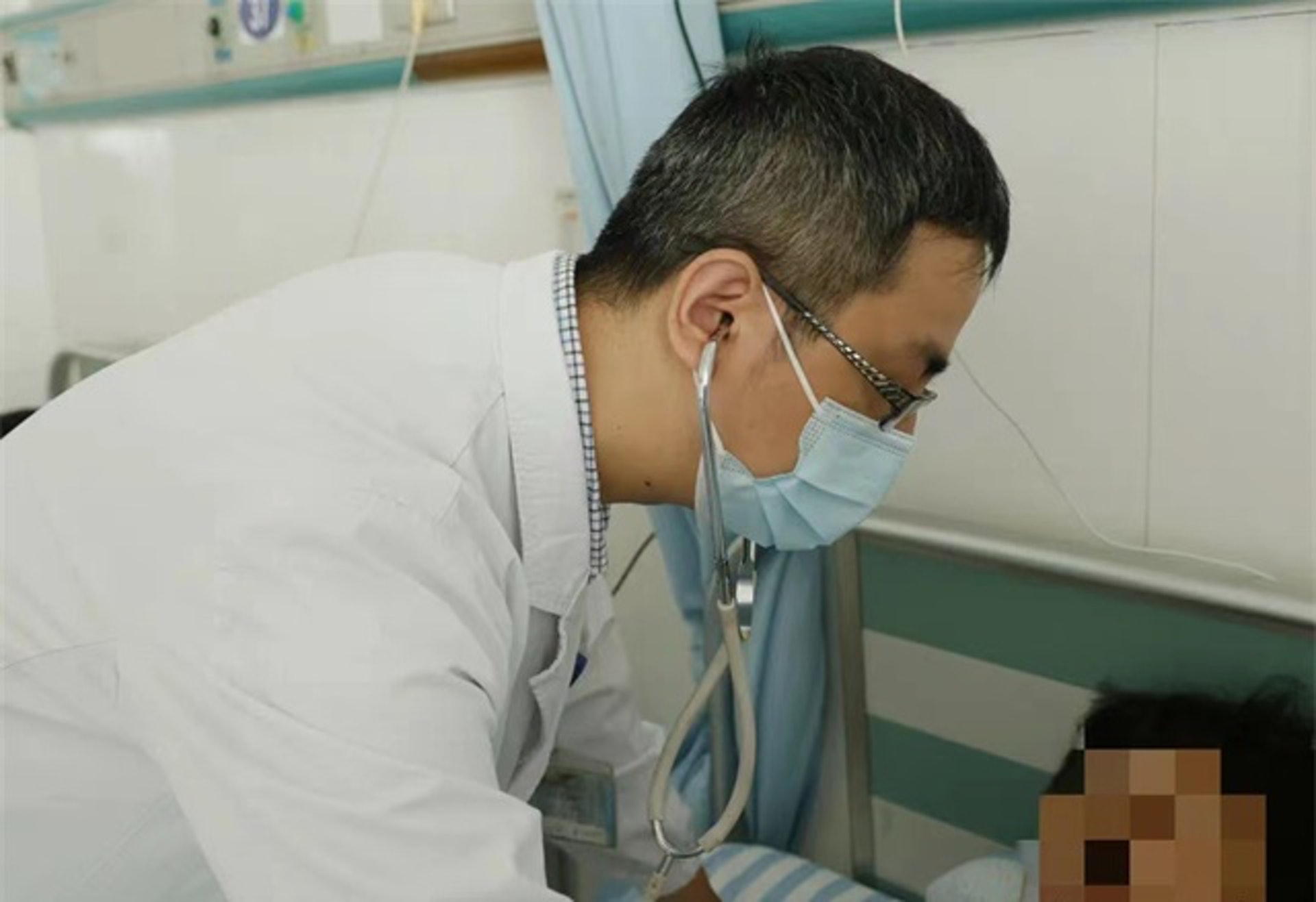 拚盘)身高190cm、皮肤黝黑致自卑 江苏女活49年始知自己竟为男儿