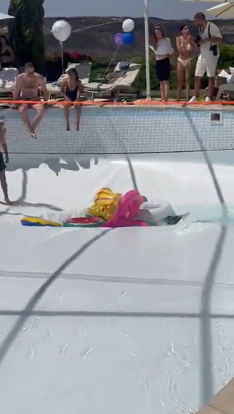 拼盘/员工派对泳池突然凹陷 男瞬间被吸入命丧地下15公尺深天坑