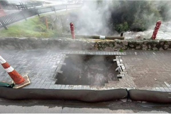 拼盘/地表炸出“2公尺黑洞”狂喷蒸气 她一脚踩空被吞噬