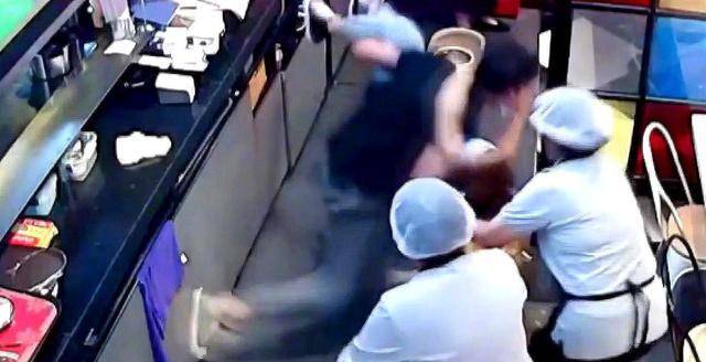 拼盘/女同事因地滑摔倒男同事上前公主抱 结局尴尬了