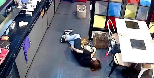 拼盘/女同事因地滑摔倒男同事上前公主抱 结局尴尬了