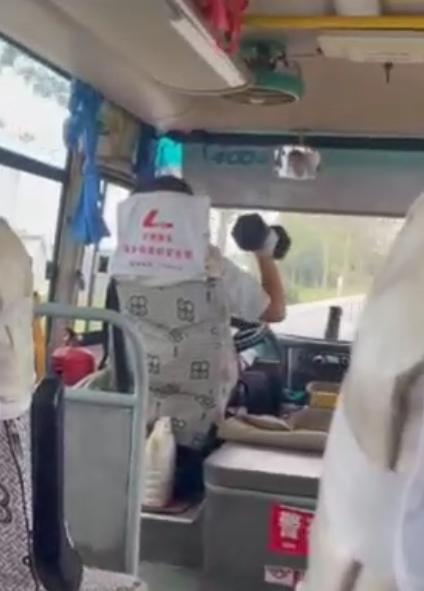 拼盘/巴士司机驾驶兼举哑铃 乘客忧有意外