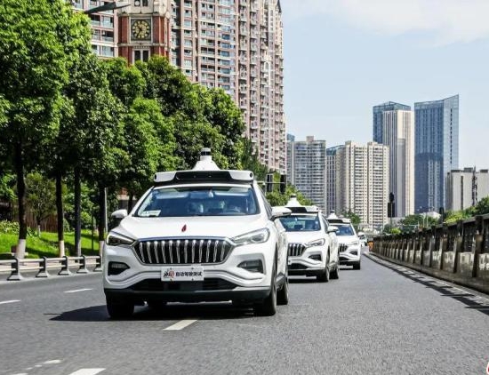 拼盘／成都首批8辆无人驾驶出租车投运 民众可免费预约体验