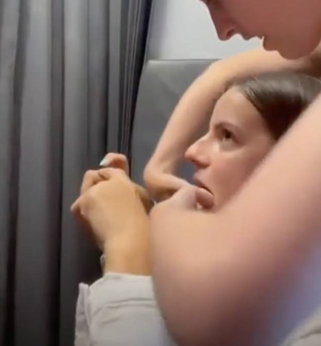 拼盘／打呵欠打到下巴脱臼！女大生超淡定“亲手乔骨”装回去：不太方便