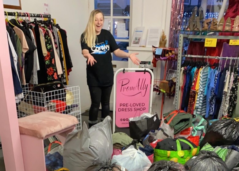 拼盘/服装店助贫困生 免费借毕业舞会礼服