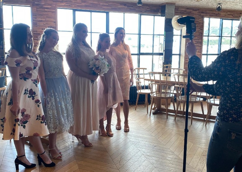 拼盘/服装店助贫困生 免费借毕业舞会礼服