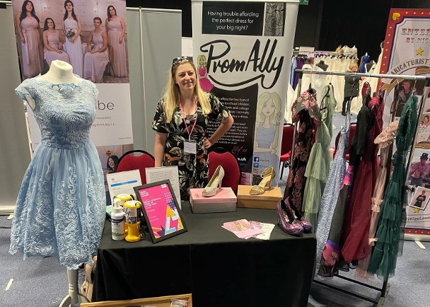 拼盘/服装店助贫困生 免费借毕业舞会礼服