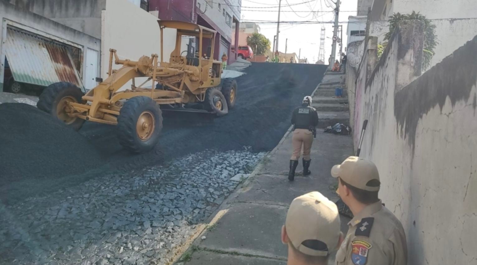 拼盘/柏油铺一半铺路机突爆胎 钢圈射出击毙工人