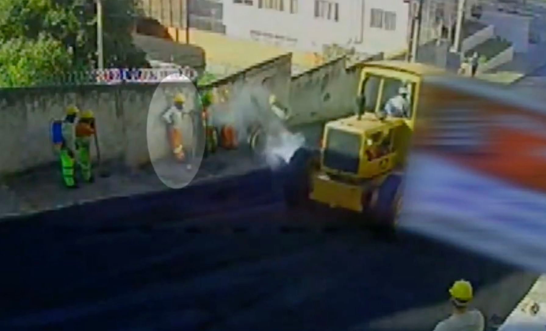 拼盘/柏油铺一半铺路机突爆胎 钢圈射出击毙工人